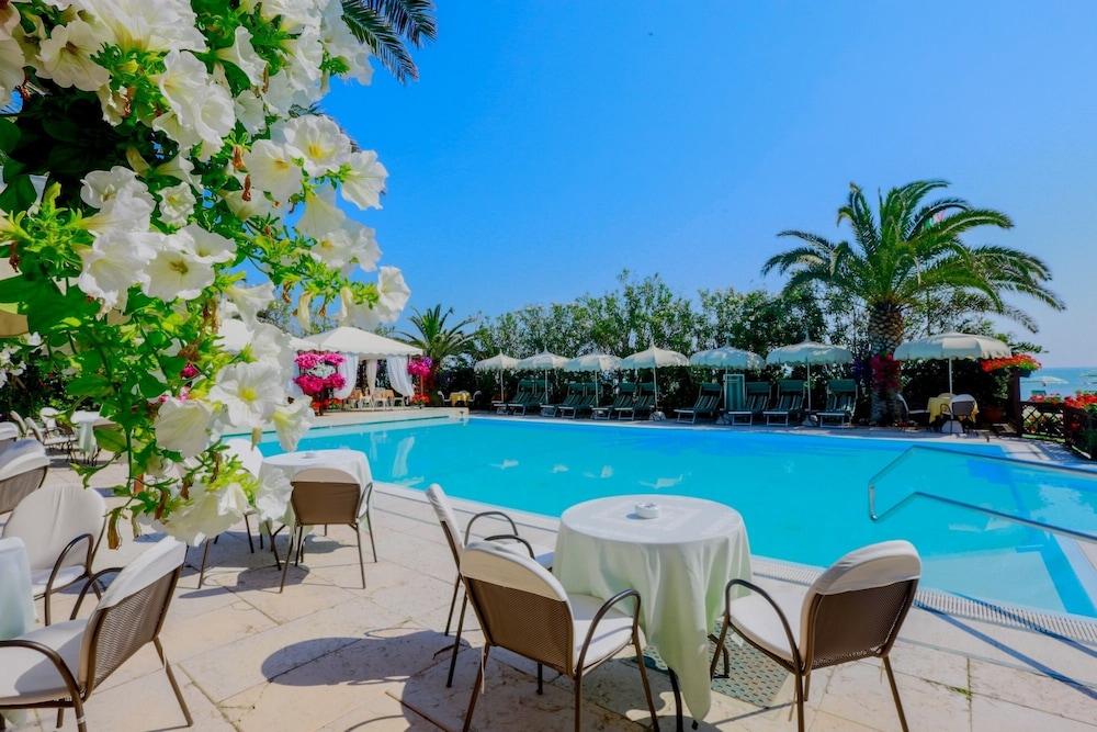 Hotel Mion Charme&Relax Silvi Marina Exterior foto